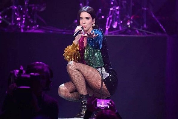Dua Lipa patea peluche de Dr. Simi en pleno concierto (+video)