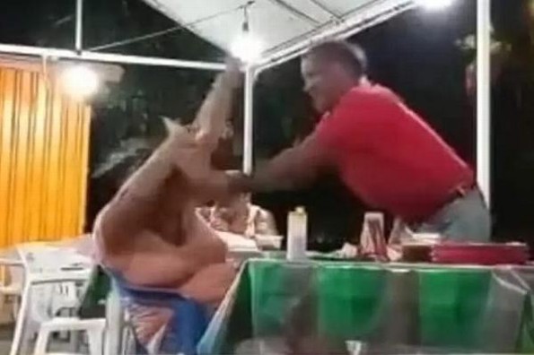 Hombre le avienta sus tacos con salsa picosa a mujer en mercado de Veracruz