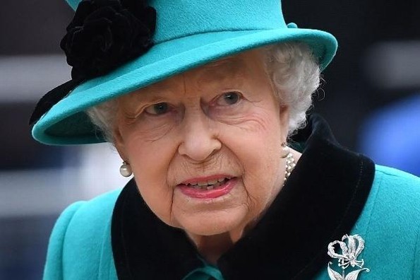 Subastan ropa interior que perteneció a la reina Isabel II (+fots)