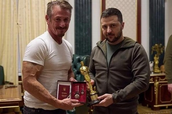 Sean Penn entrega a Zelenski su Oscar como símbolo de fe en la victoria de Ucrania