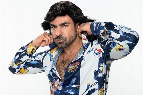 Albertano pierde la peluca en pleno escenario (+video)