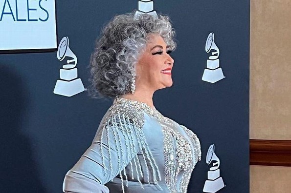Amanda Miguel recibe un Latin Grammy por la excelencia musical (VIDEO)