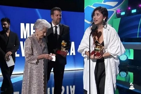 Cantante veracruzana gana el Grammy Latino (+videos)