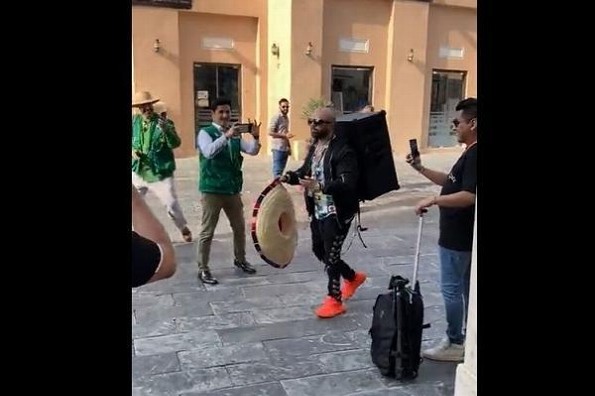 Mexicano saca bocina en calles de Qatar y pone 