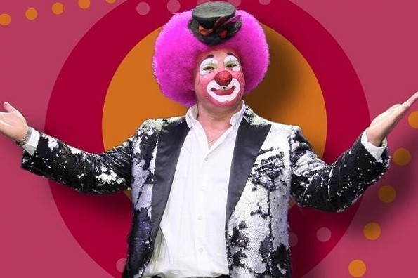 Platanito llora durante un show tras polémica por chiste sobre Debanhi (+video)