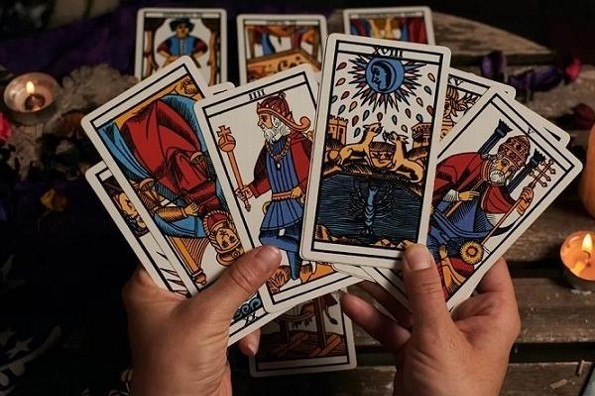 Aplicaciones para aprender a leer el tarot ¡en modo Walter Mercado!