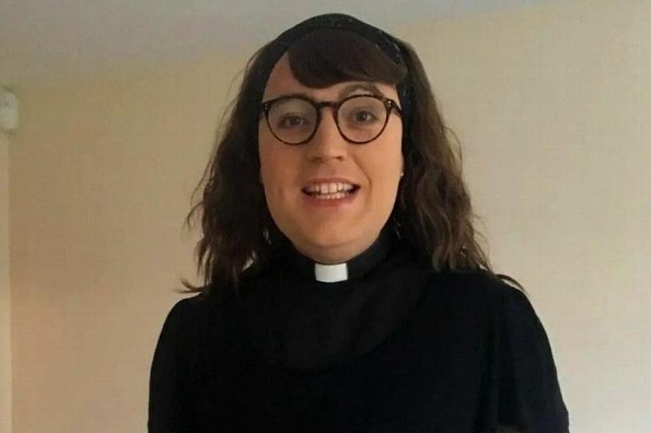 Iglesia ordena al primer sacerdote no binario (+foto/video)