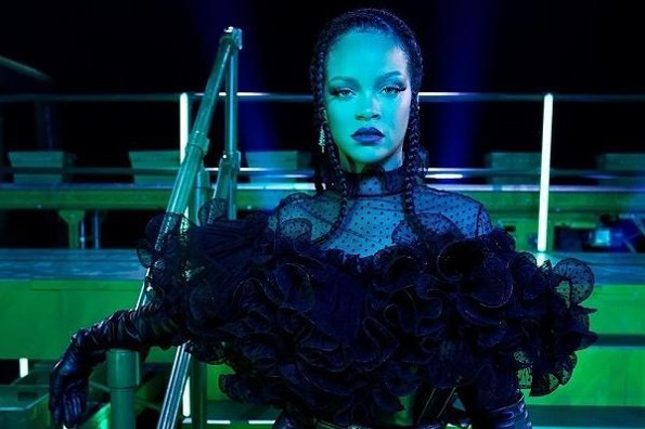 Rihanna presenta adelanto del show de medio tiempo del Super Bowl (+video)