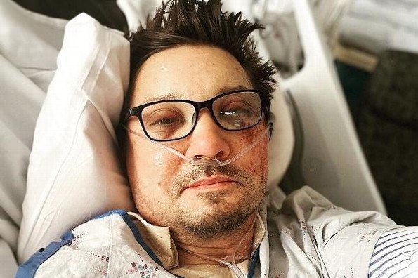 Jeremy Renner deja el hospital; continuará recuperándose en casa