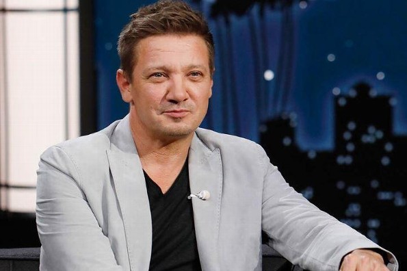 Jeremy Renner comparte fotos de su recuperación con 30 huesos rotos 