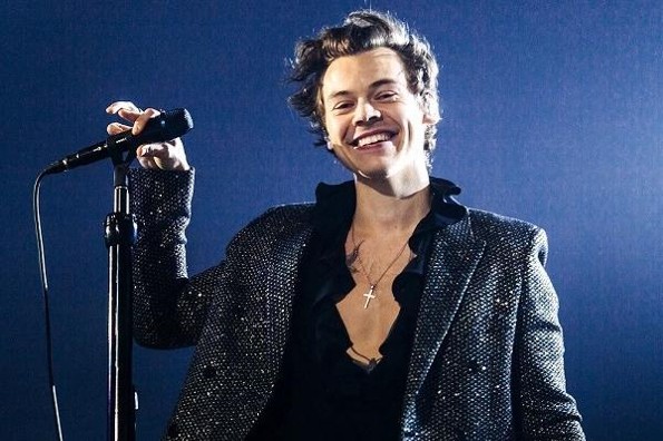¡Paquetote! Se le rompe el pantalón a Harry Styles en pleno concierto (+video)