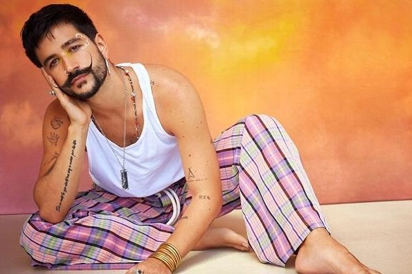 Camilo niega que su hijo Índigo es de género no binario