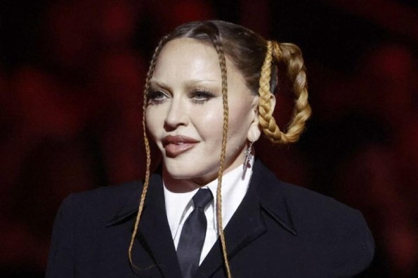 ¡Madre santa! Madonna aparece con nuevo rostro en los Grammy (+video)