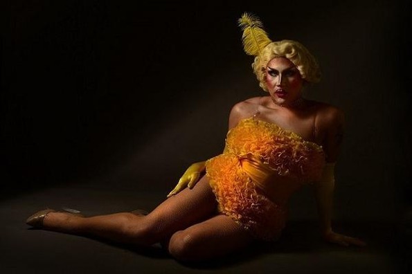 Estudiante de la UV obtiene título profesional con show Drag (+fotos)