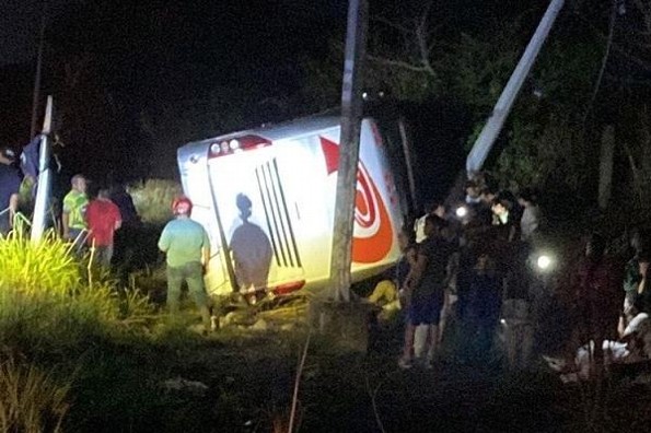 ¡Madre Santa! Vuelca autobús con integrantes de comparsas del Carnaval de Veracruz (+fotos)