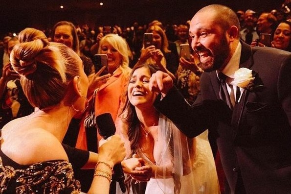 Adele da tremendo regalo a recién casados en pleno concierto (+video)