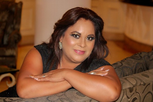 Claudia Menéndez rinde tributo a íconos de la balada romántica (+fotos/video)