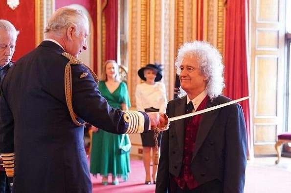 Rey Carlos III otorga título de caballero a Brian May, guitarrista de Queen