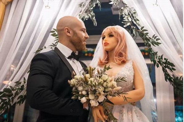Hombre que se casó con una muñeca inflable