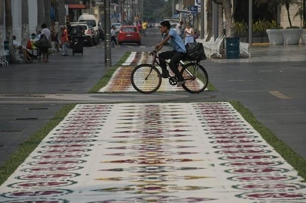 Exhiben tapete multicolor en el Zócalo de Veracruz (+fotos)