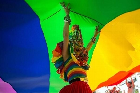 ¡Florida prohíbe espectáculos drag y uso de pronombres!