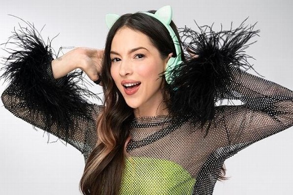 Captan a Paty Cantú entrando a hotel con cantante 15 años menor (+video)