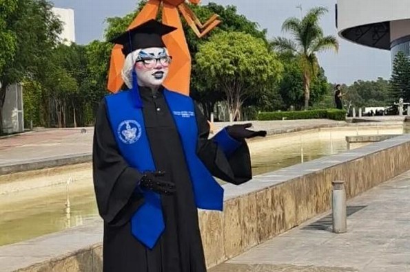 Maquillada de Drag Queen se gradúa de la Universidad 