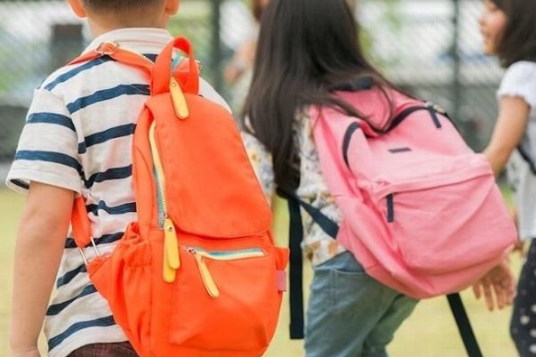 Recomiendan evitar carga excesiva en las mochilas escolares 
