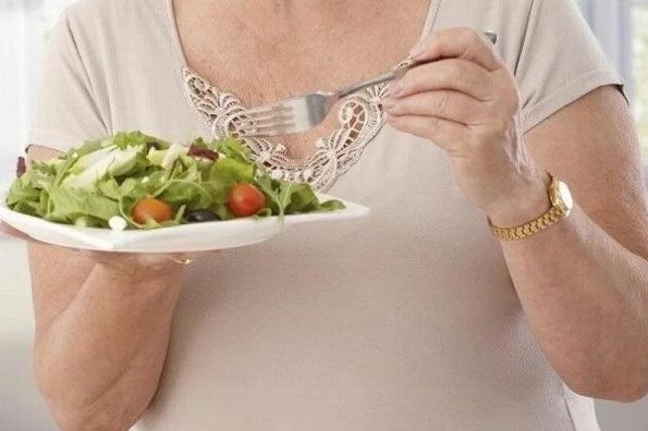 Recomiendan alimentación saludable para los adultos mayores  