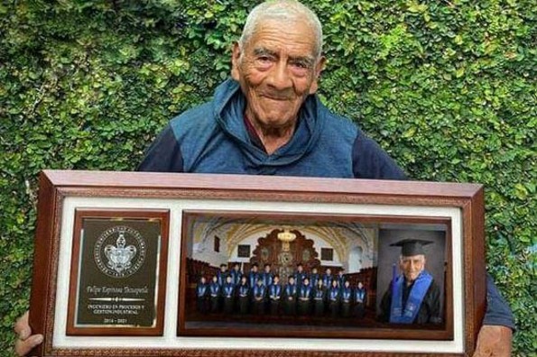 Don Felipe se graduó como Ingeniero a sus 84 años ¡Orgullo de México!