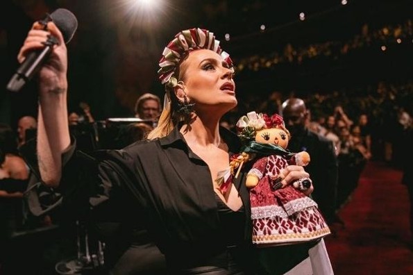 Fan regala a Adele bandera de México y muñeca Lele; la cantante queda impactada (+videos)