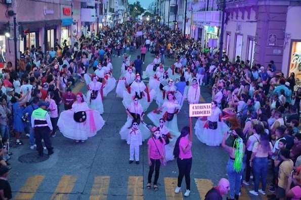 Desfile de Catrinas en Veracruz es admirado por miles  de asistentes