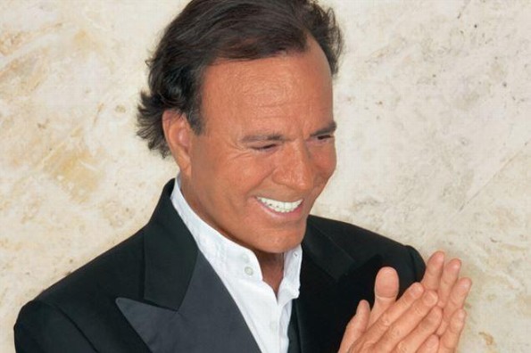 Julio Iglesias anuncia su bioserie de la mano de Netflix Julio Iglesias anuncia su bioserie de la mano de Netflix