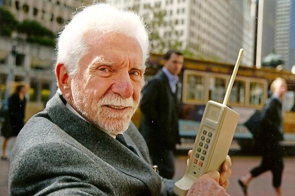 Hoy hablamos de Martin Cooper  creador del primer celular que existió en el mundo
