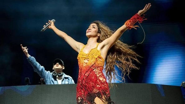 Shakira sorprende en escenario de Coachella y anuncia nueva gira