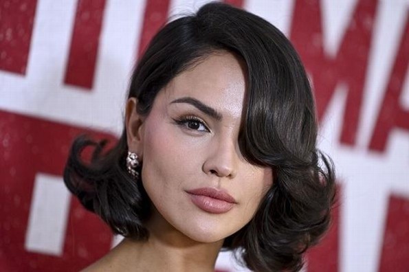 Critican a Eiza González por supuesto acto racista contra actor nigeriano