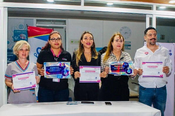 FAICIC recibe distintivo de empresa democráticamente responsable FAICIC recibe distintivo de empresa democráticamente responsable