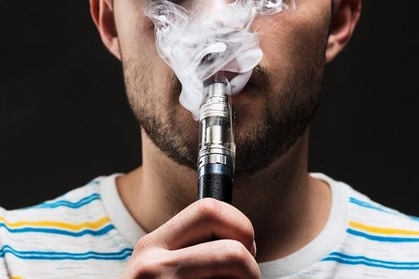 Revelan que el vapeo frecuente aumenta niveles de uranio y plomo en la orina