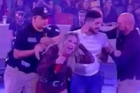 María José es agredida por fanático en pleno concierto (+video)