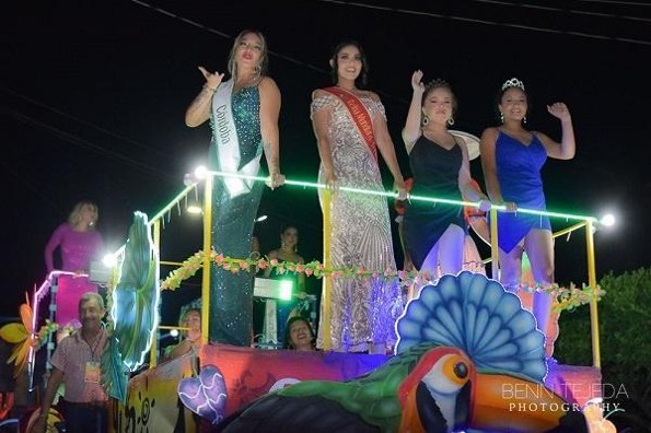 Reinas de Miss Earth participan en el desfile de la Feria de la Piña en Isla, Veracruz (+fotos)