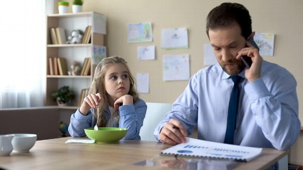 Relaciones tóxicas o coodependientes podrían ser resultado de padres ausentes