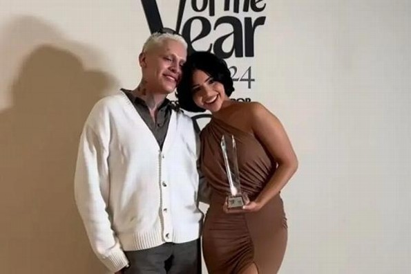 ¡Sí le dieron el premio Mujer del Año a Ángela Aguilar!  ¡Sí le dieron el premio Mujer del Año a Ángela Aguilar!