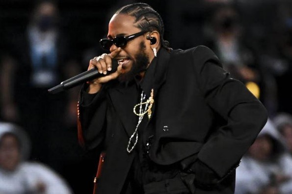 El rapero Kendrick Lamar es la estrella del medio tiempo en el Super Bowl 2025
