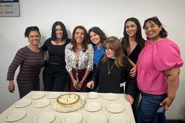 Cynthia Klitbo celebra su cumpleaños trabajando  Cynthia Klitbo celebra su cumpleaños trabajando