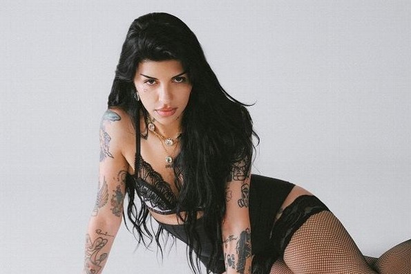 Mujer acusa a Cazzu de haberle 