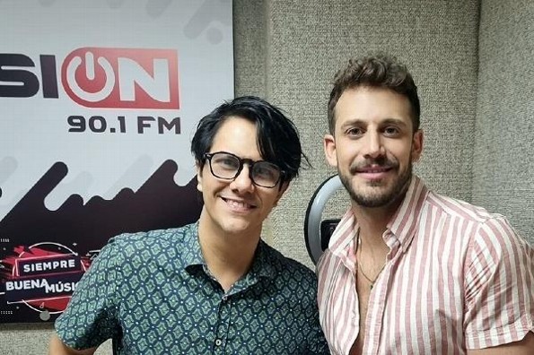 Lambda García feliz de estar en Veracruz y visitar FUSIÓN 90.1 FM (+fotos/video)