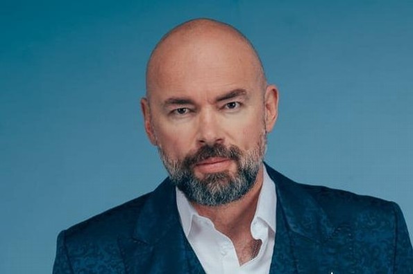 Santiago Cruz relanza 