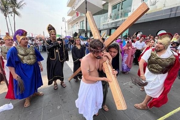 Realizan Viacrucis viviente en Veracruz (+fotos)