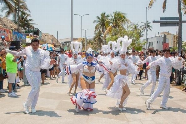 Concurrida y exitosa rumbata del Carnaval de Veracruz 2025 (+fotos)
