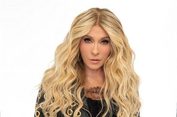 ¡Viral! Yuri cae en pleno concierto (+video)